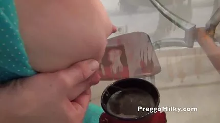 បុរសម្នាក់នេះ fucks ស្គមស្គាំងនៅក្នុង pussy ជាមួយជល់វែង។