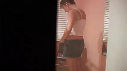 ប្តីប្រពន្ធវ័យក្មេង fucking ការលំបាកនៅក្នុងខ្ទមប្រទេស