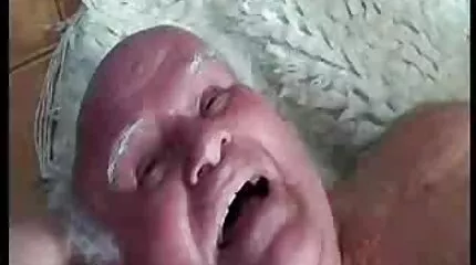 ពណ៌ទង់ដែង rubs pussy និងខ្លែងហើរ Tits ធំ