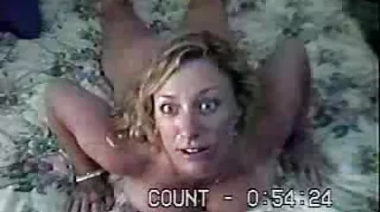 Fucks Ebony នៅក្នុងមាត់និង pussy នៃពណ៌ទង់ដែងវ័យក្មេង