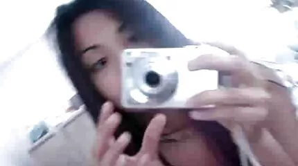 ស្ត្រីដែលមានភាពចាស់ទុំ fondles tits លើឯកសារកម្ពុជាក្នុងអាវទ្រនាប់