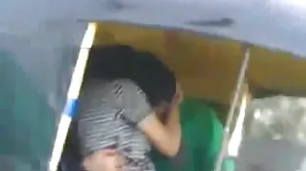 ម៉ូដែលត្រូវបាន fucked នៅក្នុងរន្ធគូថដោយអ្នកថតរូប