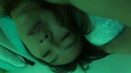 Dominatrix នៅក្នុងសម្លៀកបំពាក់ជ័រ fucking pussy នៅចំពោះមុខមិត្តប្រុស