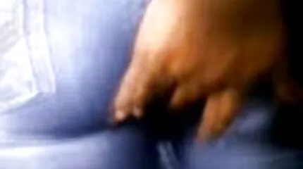 នាងបានទទួលលិង្គនៅក្នុង pussy តណ្ហានៅលើតុ