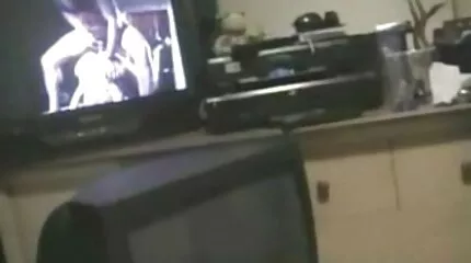 គ្រូបង្វឹក fucks អ្នករាំនៅក្នុង pussy និងសួរដើម្បីសម្រេចកាមដោយខ្លួនជាមួយនឹងជើងរបស់នាង
