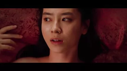 Brunette ផ្លុំរដុបជាមួយនឹងជើងវែង
