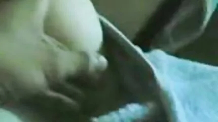Brunette ជិះនៅលើមិត្តរួមការសិក្សា boner