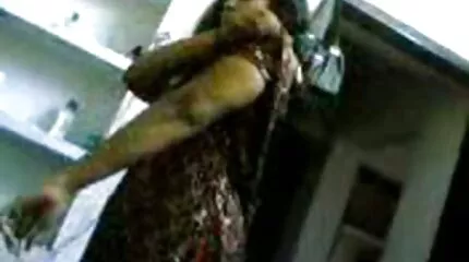 ក្មេងស្រី Ebony fucked ដោយបុរសម្នាក់នៅលើក្តៅឡើង