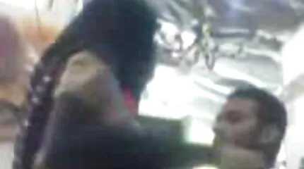 Stepdad ជំរុញជល់ចូលទៅក្នុង pussy កូនស្រីដែលមិនមានដើមកំណើតរបស់