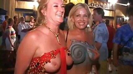 Milf ក្ដៅគគុកជាមួយ tits ធំ fucked ជាមួយ strapon ដោយវ័យក្មេងស្គមស្គាំង