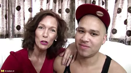 ក្មេងស្រីជាមួយនឹង tits តូច cums នៅលើជល់ mulatto