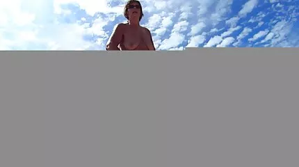បុរស fucked ក្មេងស្រីនៅក្នុងរន្ធទាំងអស់