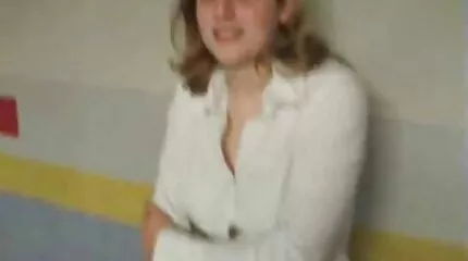 Busty MILF ចាញ់បោកដោយប្តីជាមួយនឹងការរត់សំបុត្រ