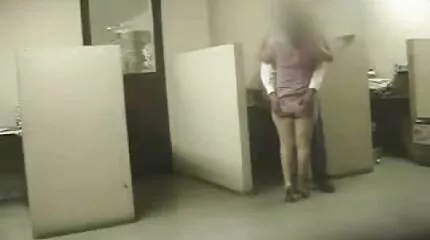 បុរសទំពែក fucked chick រវាង tits នេះនិងបានផ្ដល់ឱ្យវានៅក្នុងមាត់ដើម្បីឆ្កេញីនេះ