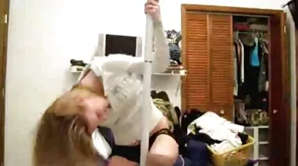អ្នកថតរូប fucked ម៉ូដែលដេកនៅក្នុងរន្ធទាំងអស់