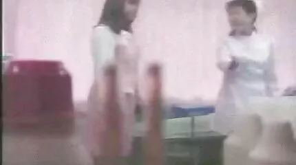Latina វ័យក្មេង fucked នៅក្នុង pussy តូចមួយដោយបុរសម្នាក់រឹងមាំ។