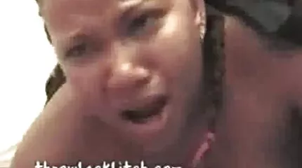 Fucks brunette ស្គមស្គាំងជាមួយគូស្នេហ៍របស់នាងនៅលើតុ។