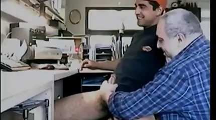 Cumshot ប៍នគួរឱ្យស្រលាញ់នៅក្នុងទ្វារមាសបន្ទាប់ពី fucking នៅលើ couch