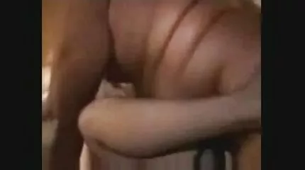 Latina ជាមួយ pussy មានរោម fucked ដោយបុរសម្នាក់នៅក្នុងបន្ទប់ទឹកមួយ