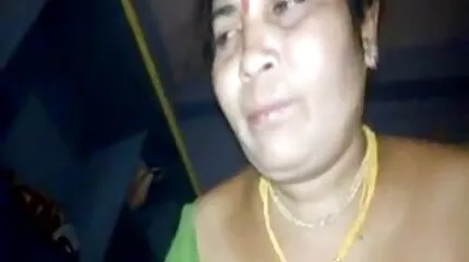 Pussy ម្រាមដៃប៍ននៅក្នុងផ្ទះបាយនិង cums