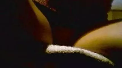 Brunette នៅលើគ្រែមាន់ជាមួយ ecstasy និង cums នេះ