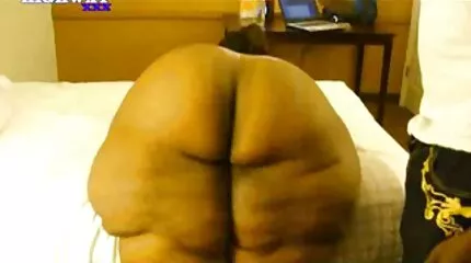 ចាប់សរសៃលោភលន់ fucks ម៉ាស៊ីនភ្ញៀវវ័យក្មេង