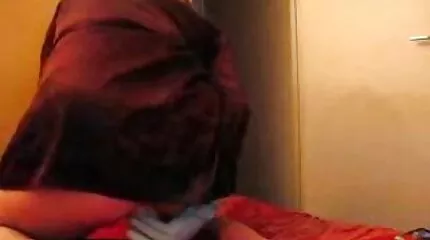 ប្រពន្ធទំនាក់ទំនងប្តីនិង rubs pussy ជាមួយជល់មាន់របស់គាត់