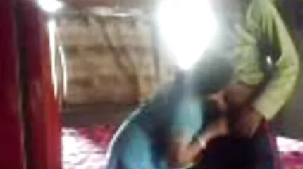 បានយល់ព្រម fuck ជាមួយអ្នកថតរូបនៅក្នុងសត្វលាសម្រាប់អាជីពមួយ