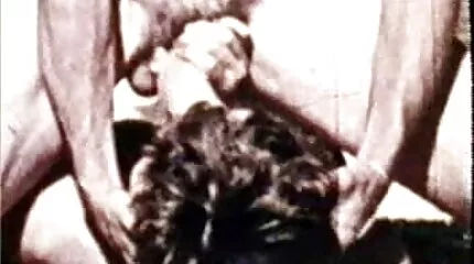 នៅលើវាលដែលគាត់ fucks ក្មេងស្រីបីនាក់នៅពេលតែមួយ។