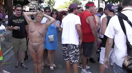 Fucker ដែលមានភាពចាស់ទុំបានទិញសេចក្ដីស្រឡាញ់របស់ទារកជើងវ័យក្មេង