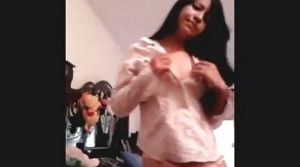 Brunette ក្នុងស្រោមជើង fucked dildo ក្នុងលាមួយ