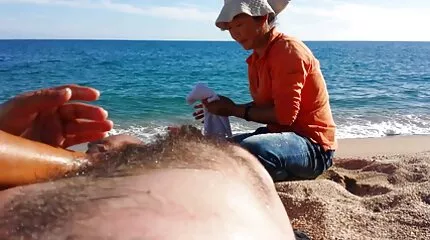 Fucks ក្មេងស្រីនៅរដូវក្តៅក្តៅនៅក្នុងសត្វលានេះ