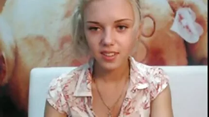 សម្រស់ជាមួយ pussy ចាក់ទម្លុះ cums នៅលើឯកសារកម្ពុជា